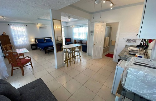Windsor Park Villa | 2Br near Coral Beach- Coconut Villa, hear the waves and relax!