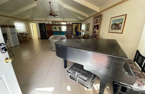 Windsor Park Villa | 2Br near Coral Beach- Coconut Villa, hear the waves and relax!
