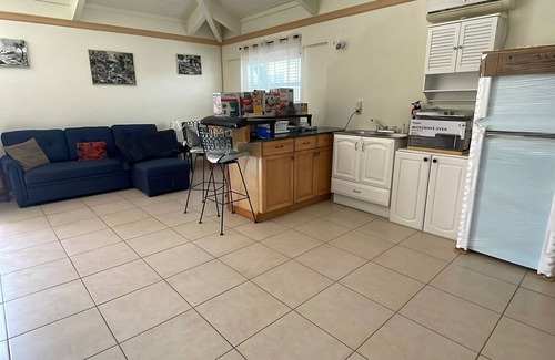Windsor Park Villa | 2Br near Coral Beach- Coconut Villa, hear the waves and relax!