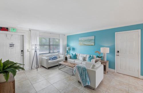 Singer Island Apartamento | 2BR Near The Beach !Walk 2 Everything!