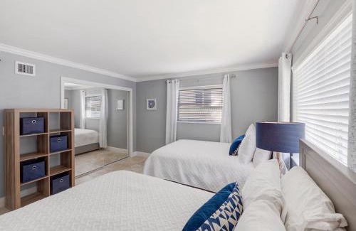Singer Island Apartamento | 2BR Near The Beach !Walk 2 Everything!