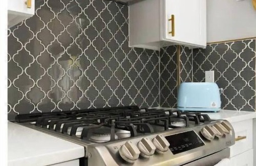 Southtown Casa | Vacation Home 2BR w/ BBQ-Hot Tub-Fire Pit & Deck