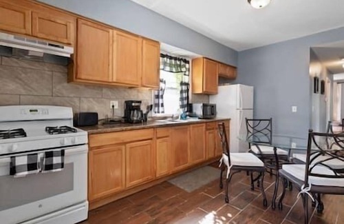 Aurora Apartamento | 2BR+Office Apt. Near Metra, I-88 & Naperville