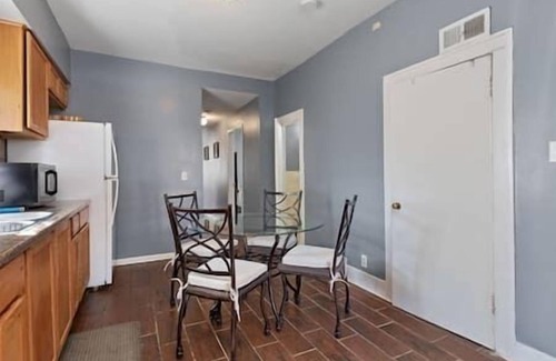 Aurora Apartamento | 2BR+Office Apt. Near Metra, I-88 & Naperville