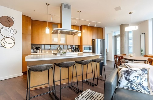 West Bellevue Apartamento | 2BR Penthouse | Gym, Pool | Bellevue | Sophari A
