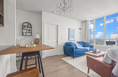Etobicoke Casa | 2BR Penthouse Views of Toronto, Pool and Sauna