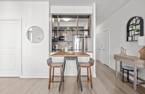 Etobicoke Casa | 2BR Penthouse Views of Toronto, Pool and Sauna