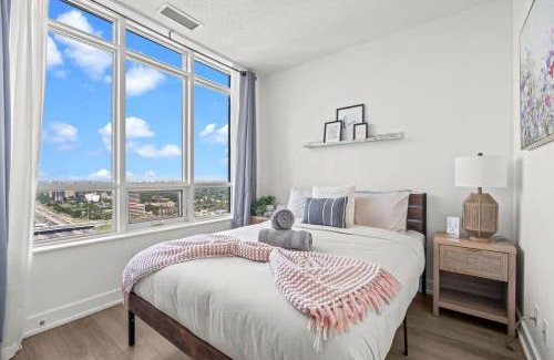 Etobicoke Casa | 2BR Penthouse Views of Toronto, Pool and Sauna