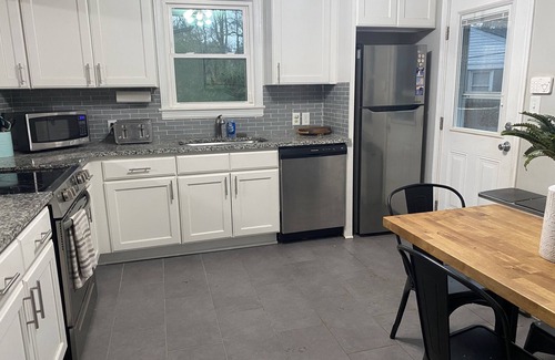 Charlotte Casa | 2BR - Pet-Friendly - Private Fully Fenced Yard - 5 mins Noda/Midwood!