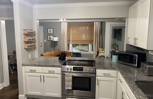 Charlotte Casa | 2BR - Pet-Friendly - Private Fully Fenced Yard - 5 mins Noda/Midwood!