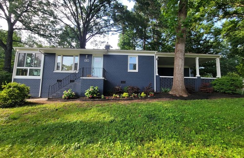 Charlotte Casa | 2BR - Pet-Friendly - Private Fully Fenced Yard - 5 mins Noda/Midwood!