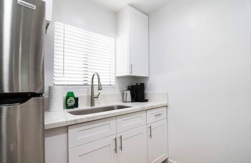 Van Nuys Apartamento | 2BR Plus Bonus Room and Pool Access Near Universal Studios