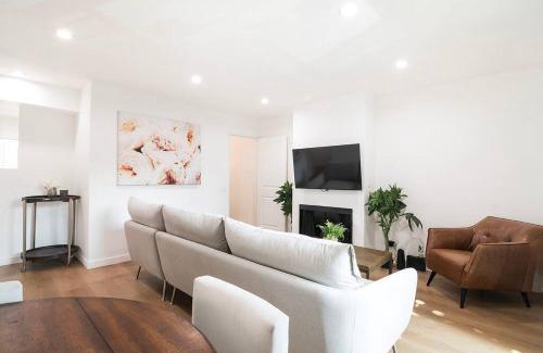 Van Nuys Apartamento | 2BR Plus Bonus Room and Pool Access Near Universal Studios