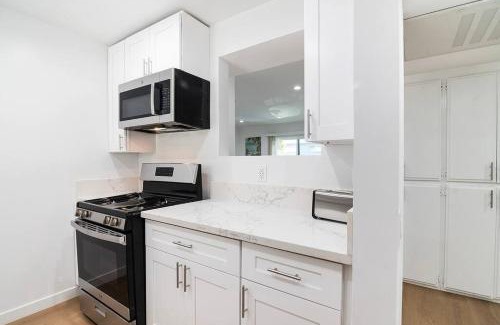 Van Nuys Apartamento | 2BR Plus Bonus Room and Pool Access Near Universal Studios