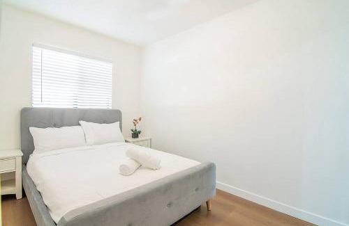 Van Nuys Apartamento | 2BR Plus Bonus Room and Pool Access Near Universal Studios