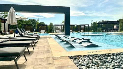 McNeil Apartamento | 2BR Resort-Style Retreat - Pool