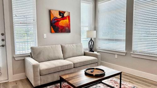 McNeil Apartamento | 2BR Resort-Style Retreat - Pool