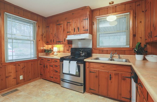 Nashville Casa | 2BR Retro Hillside Oasis - Conveniently Located to the Best of Nashville!