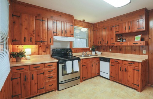 Nashville Casa | 2BR Retro Hillside Oasis - Conveniently Located to the Best of Nashville!