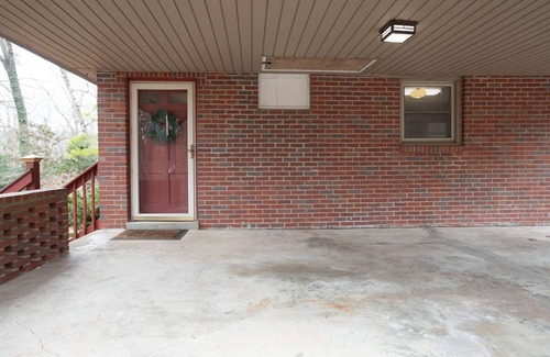 Nashville Casa | 2BR Retro Hillside Oasis - Conveniently Located to the Best of Nashville!