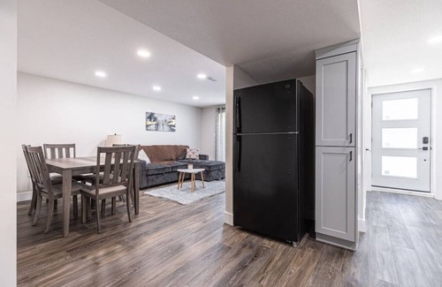 Kitchener Apartamento | 2BR Sleeps 6 +Wifi+Parking+Pet
