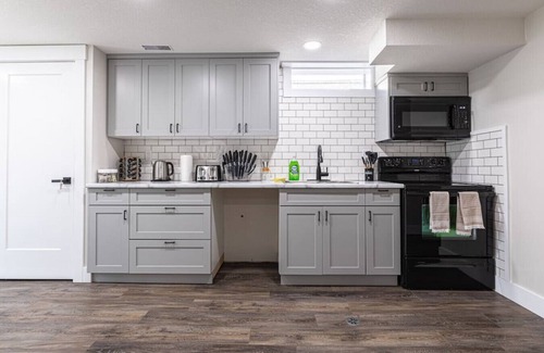 Kitchener Apartamento | 2BR Sleeps 6 +Wifi+Parking+Pet