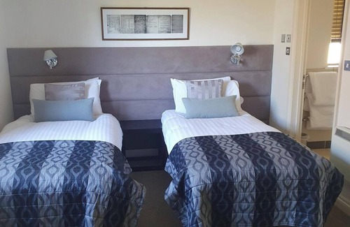 Par Cabina | 2br-sleeps4-pool-freeparking-trenythonestate