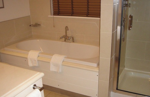 Par Cabina | 2br-sleeps4-pool-freeparking-trenythonestate