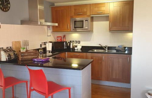 Par Casa | 2br-sleeps4-pool-freeparking-trenythonestate