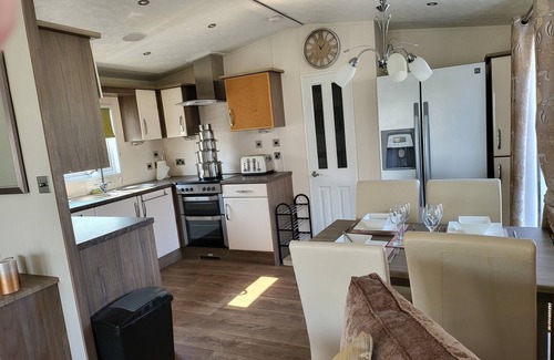 Clacton-on-Sea Casa | 2br-sleeps6-fireplace-parking-patio-seaside