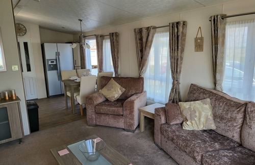 Clacton-on-Sea Casa | 2br-sleeps6-fireplace-parking-patio-seaside