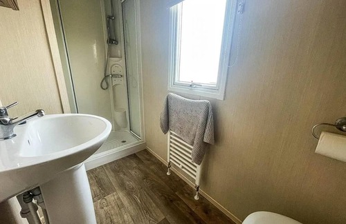 Clacton-on-Sea Cabina | 2br-sleeps6-wifi-freeparking-holidaypark