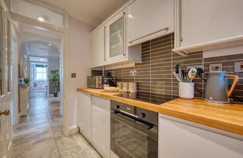 Cheltenham Apartamento | 2BR Stunning Apt -Sleeps 6 w/ Parking Race Offer!