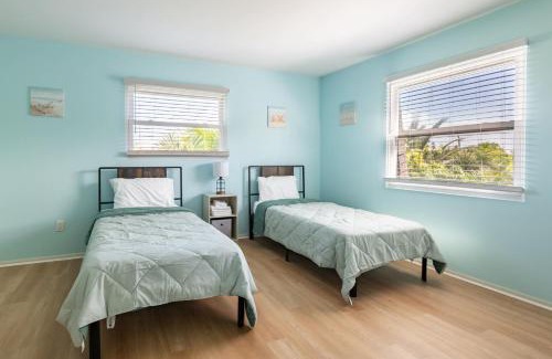Indian Harbour Beach Casa | 2BR Stylish Retreat with BBQ Pool & Beach