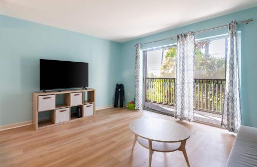 Indian Harbour Beach Casa | 2BR Stylish Retreat with BBQ Pool & Beach