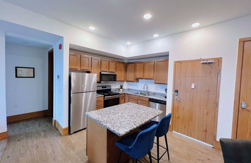 Grandville Apartamento | 2BR Suite at The Grand Castle Pool, Gym & Parking
