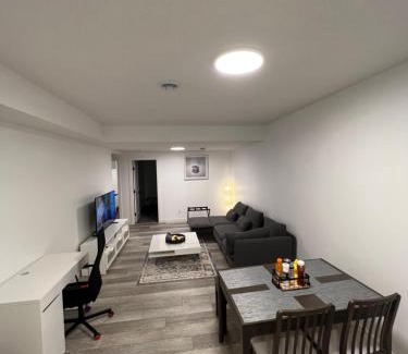 Keith Apartamento | 2BR Suite, Private Entry, Full Kitchen, Washer & Dryer, Free Parking, Smart TV with Netflix, High-Speed Wi-Fi, Self Check-In, Near Banff National Park
