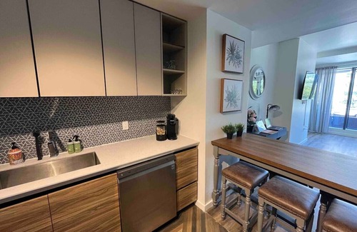 East Orange Apartamento | 2BR Suite w/patio near NYC train & Seton Hall