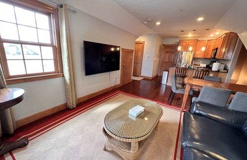 Inman Square Condominio | 2BR Top Floor PH Apt w/ Private RoofDeck in Central Sq, minutes to Harvard&MIT