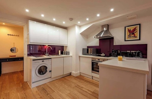 Newbury Apartamento | 2BR Town Centre with Fast Wi-Fi & + Sleeps 7!