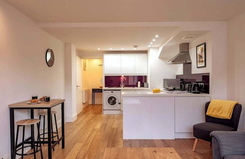 Newbury Apartamento | 2BR Town Centre with Fast Wi-Fi & + Sleeps 7!