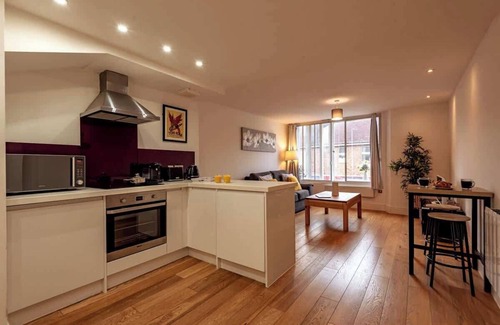 Newbury Apartamento | 2BR Town Centre with Fast Wi-Fi & + Sleeps 7!