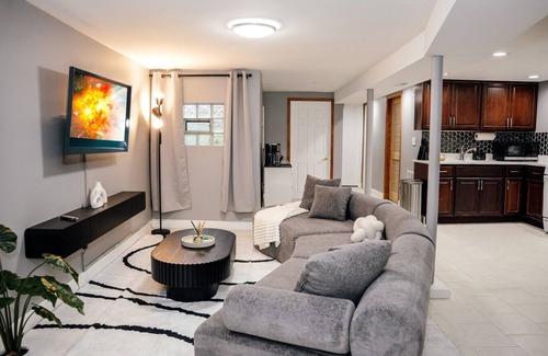 Cragin Casa | 2BR Traveler's Favorite, Modern and Clean