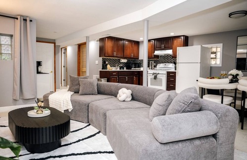 Cragin Casa | 2BR Traveler's Favorite, Modern and Clean