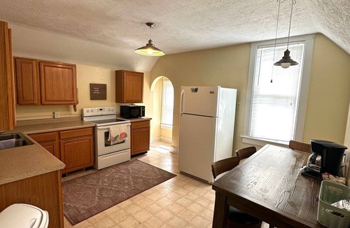 Bloomington Condominio | 2BR Upper Condo in Excellent Area