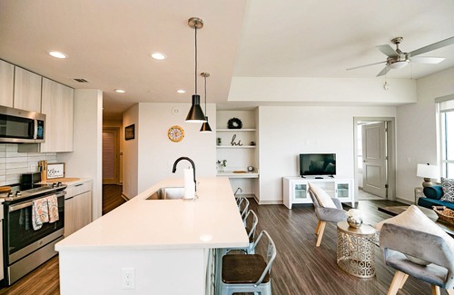Third Ward Apartamento | 2BR Uptown Furnished Apartment near Truist Fields by RedAwning