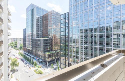 Crystal City Apartamento | 2BR Urban Oasis DC Access with Lux Comforts