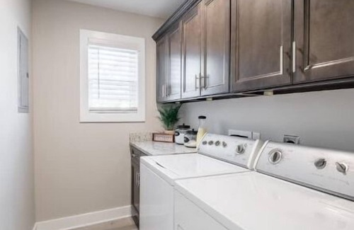 Troy Apartamento | 2BR Urban Oasis: Downtown Bliss