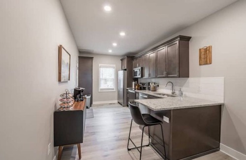 Troy Apartamento | 2BR Urban Oasis: Downtown Bliss