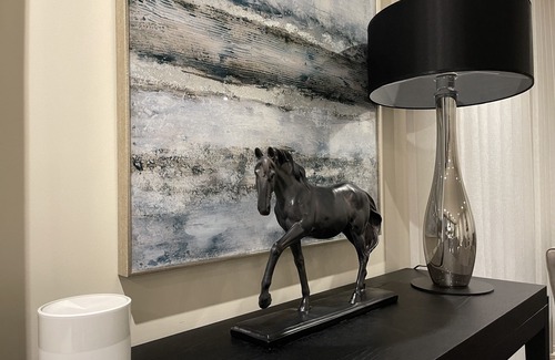 Chigwell Apartamento | 2BR Urban Vista Retreat